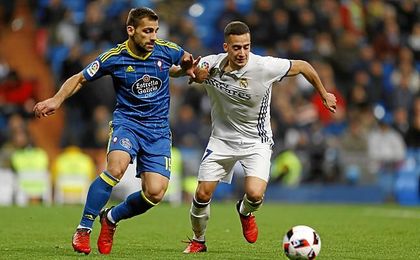 Jonny, pugnando por un balón con Lucas Vázquez. Jonny, pugnando por un balón con Lucas Vázquez.