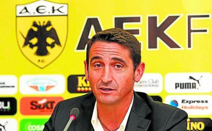 El arahalense Manolo Jiménez, entrenador del AEK de Atenas. El arahalense Manolo Jiménez, entrenador del AEK de Atenas.
