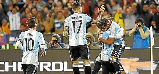Mercado celebra su gol con Higuaín, Otamendi y Messi. Mercado celebra su gol con Higuaín, Otamendi y Messi.