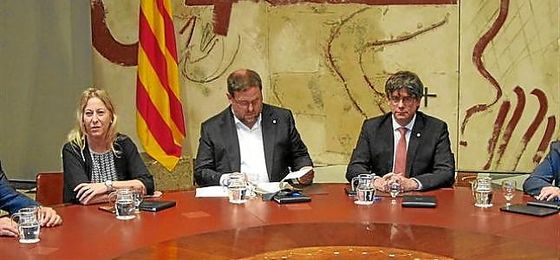 Puigdemont, junto a Junqueras. Puigdemont, junto a Junqueras.