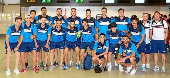 La expedición del Écija posa para ESTADIO DEPORTIVO momentos antes de embarcar ayer rumbo a Canarias. La expedición del Écija posa para ESTADIO DEPORTIVO momentos antes de embarcar ayer rumbo a Canarias.