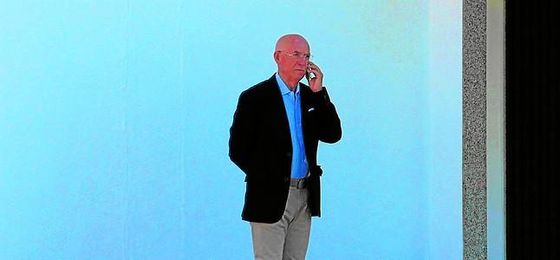 El teléfono de Serra echa humo, literalmente. El teléfono de Serra echa humo, literalmente.