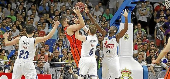 Dubljevic tira a canasta. Dubljevic tira a canasta.