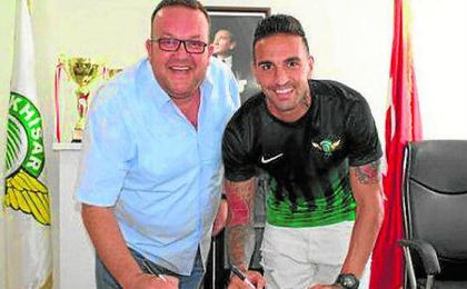 Un ex del Betis, mejor lateral de Turquía Un ex del Betis, mejor lateral de Turquía