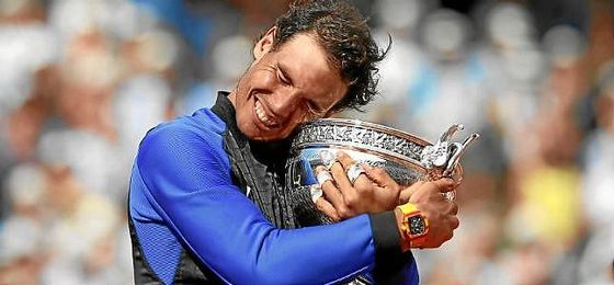 Rafa Nadal se abraza con su décima Copa de los Mosqueteros. Rafa Nadal se abraza con su décima Copa de los Mosqueteros.