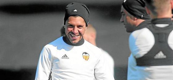 Enzo Pérez, en un entrenamiento con el Valencia. Enzo Pérez, en un entrenamiento con el Valencia.