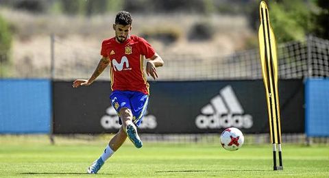 Ceballos da "lecciones" a Asensio tirando faltas Ceballos da "lecciones" a Asensio tirando faltas