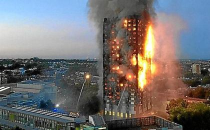 La torre Grenfell, en llamas. La torre Grenfell, en llamas.