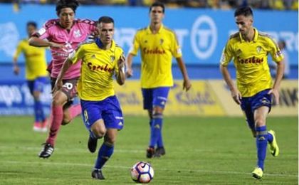 Un disparo lejano de Aketxe da ventaja al Cádiz ante el Tenerife. Un disparo lejano de Aketxe da ventaja al Cádiz ante el Tenerife.