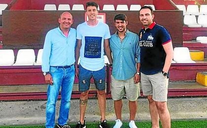 En la imagen: el presidente del Utrera Antonio Camino, Cachana, Israel Bascón y Montoya. En la imagen: el presidente del Utrera Antonio Camino, Cachana, Israel Bascón y Montoya.