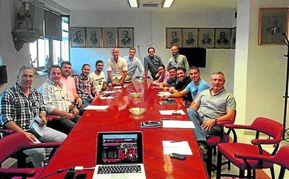 Monchi, al fondo de la imagen junto a Miguel Ángel Gómez, está viendo cómo su equipo de trabajo se diluye. Monchi, al fondo de la imagen junto a Miguel Ángel Gómez, está viendo cómo su equipo de trabajo se diluye.
