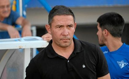 Juan Carlos Gómez, entrenador del Écija, en la banda de San Pablo. Juan Carlos Gómez, entrenador del Écija, en la banda de San Pablo.