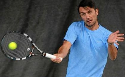 A Maldini se le da bien el tenis. A Maldini se le da bien el tenis.