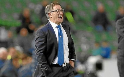 Anquela, esta temporada en un partido del Huesca. Anquela, esta temporada en un partido del Huesca.