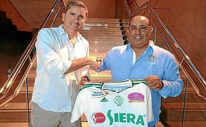 Garrido posa con la camiseta del Raja de Casablanca. Garrido posa con la camiseta del Raja de Casablanca.