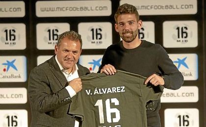 Víctor Álvarez, en un acto promocional, no seguirá en el Espanyol. Víctor Álvarez, en un acto promocional, no seguirá en el Espanyol.