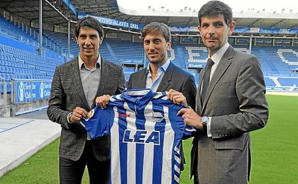 Luis Zubeldía, en su presentación con Alavés. Luis Zubeldía, en su presentación con Alavés.