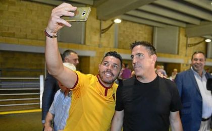 Berizzo, a su llegada a Sevilla, con un aficionado. Berizzo, a su llegada a Sevilla, con un aficionado.