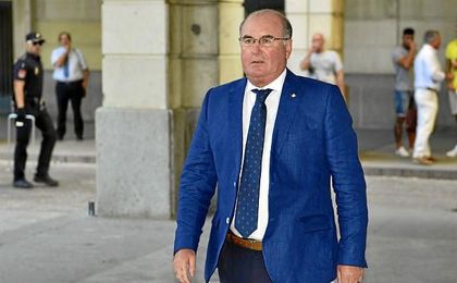 Castaño, ayer en su visita a los juzgados en el juicio contra Lopera. Castaño, ayer en su visita a los juzgados en el juicio contra Lopera.