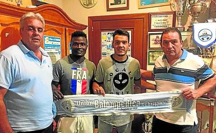 Raúl Cabrera y Alain posan con la bufanda lebrijana. Raúl Cabrera y Alain posan con la bufanda lebrijana.