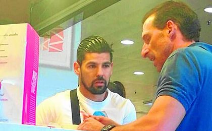 Imagen del encuentro casual entre Nolito y Arias. Imagen del encuentro casual entre Nolito y Arias.