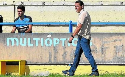 Juan Carlos Gómez, entrenador del Écija, aguarda la respuesta del club para renovar. Juan Carlos Gómez, entrenador del Écija, aguarda la respuesta del club para renovar.