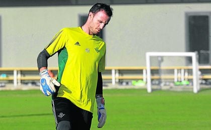 Manu Herrera se marcha sin haber disputado ni un minuto oficial con el Betis. Manu Herrera se marcha sin haber disputado ni un minuto oficial con el Betis.