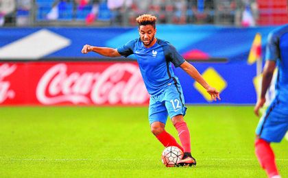 El lateral galo firmaría por cinco temporadas con los nervionenses. El lateral galo firmaría por cinco temporadas con los nervionenses.