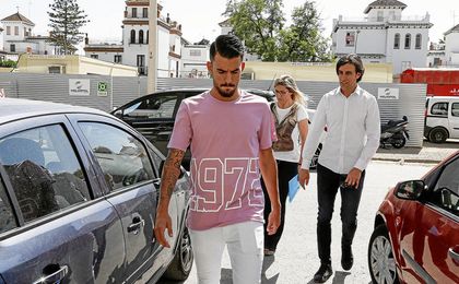 A su salida, el utrerano ha hecho unas breves declaraciones. A su salida, el utrerano ha hecho unas breves declaraciones.