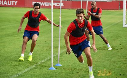 Marc Gual, Ganso y N´Zonzi completan un ejercicio. Marc Gual, Ganso y N´Zonzi completan un ejercicio.
