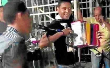 Muriel se ha dejado ver tocando el acordeón durante las vacaciones en su pueblo natal. Muriel se ha dejado ver tocando el acordeón durante las vacaciones en su pueblo natal.