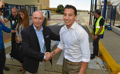 Serra Ferrer ha recibido a Guardado en el aeropuerto. Serra Ferrer ha recibido a Guardado en el aeropuerto.
