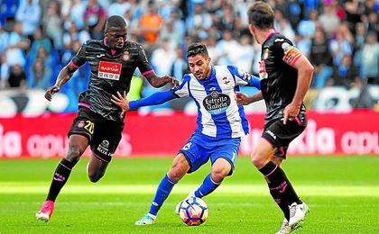 Carles Gil conduce el balón durante un partido del curso pasado con el Deportivo. Carles Gil conduce el balón durante un partido del curso pasado con el Deportivo.