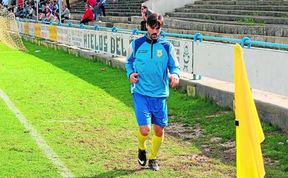 El delantero ribereño Chico, calentando en una de sus etapas como coriano. El delantero ribereño Chico, calentando en una de sus etapas como coriano.