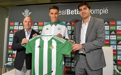 El Betis ha optado para las grandes inversiones por jugadores en su último año de contrato, como en el caso de Tello. El Betis ha optado para las grandes inversiones por jugadores en su último año de contrato, como en el caso de Tello.