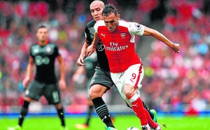 Todo hace indicar que Lucas Pérez seguirá en Londres la próxima temporada. Todo hace indicar que Lucas Pérez seguirá en Londres la próxima temporada.