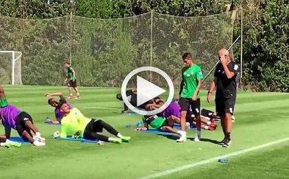 Tello, retirándose del entrenamiento junto a Tomás Calero. Tello, retirándose del entrenamiento junto a Tomás Calero.