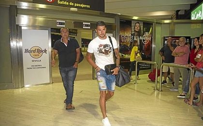 Vitolo, a su llegada anoche a Sevilla. Vitolo, a su llegada anoche a Sevilla.