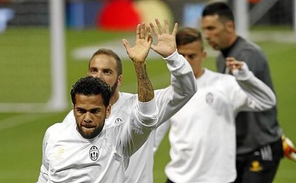 El PSG confirma el fichaje del ex del Sevilla Dani Alves El PSG confirma el fichaje del ex del Sevilla Dani Alves