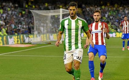 El ex verdiblanco tiene ofertas de Primera y de Segunda. El ex verdiblanco tiene ofertas de Primera y de Segunda.