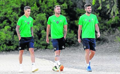 Cristian Tello, Víctor Camarasa y Antonio Barragán, en las instalaciones del hotel de Montecastillo, antes de un entrenamiento reciente del Betis. Cristian Tello, Víctor Camarasa y Antonio Barragán, en las instalaciones del hotel de Montecastillo, antes de un entrenamiento reciente del Betis.