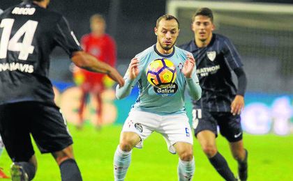 Marcelo Díaz baja un balón con el pecho en un Celta-Málaga de la pasada temporada. Marcelo Díaz baja un balón con el pecho en un Celta-Málaga de la pasada temporada.