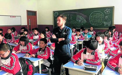 Rafa Ruiz, sevillano de 29 años, se trasladó en febrero a la ciudad china de Changchun, donde imparte clases de fútbol y entrena a un equipo cadete, sin esconder nunca su calaverismo. Rafa Ruiz, sevillano de 29 años, se trasladó en febrero a la ciudad china de Changchun, donde imparte clases de fútbol y entrena a un equipo cadete, sin esconder nunca su calaverismo.