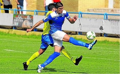 El central astigitano Alejo, durante un partido ante el Coria esta última temporada. El central astigitano Alejo, durante un partido ante el Coria esta última temporada.
