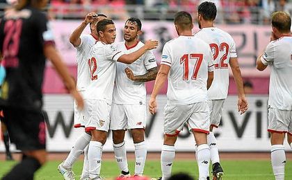 Ben Yedder recibe las felicitaciones de sus compañeros. Ben Yedder recibe las felicitaciones de sus compañeros.