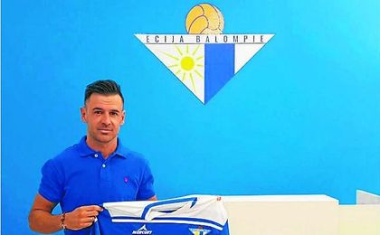 Jonathan Ruiz posa con la camiseta del Écija, que volverá a vestir varios años después. Jonathan Ruiz posa con la camiseta del Écija, que volverá a vestir varios años después.