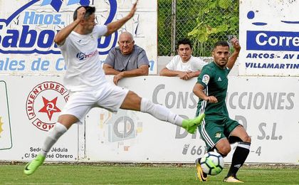 Riza Durmisi sigue ejercitándose con el Betis mientras corren ríos de tinta acerca de su futuro. Riza Durmisi sigue ejercitándose con el Betis mientras corren ríos de tinta acerca de su futuro.