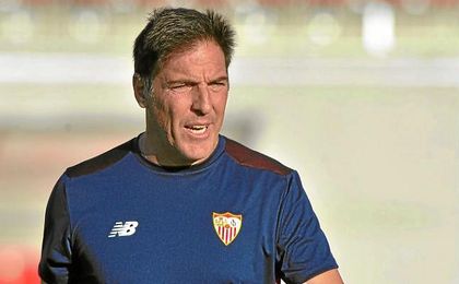 Berizzo, en un entrenamiento del Sevilla. Berizzo, en un entrenamiento del Sevilla.