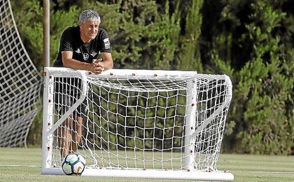 Setién, en un entrenamiento bético. Setién, en un entrenamiento bético.