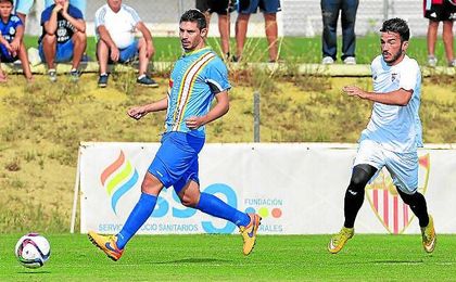 Leal, en un duelo con el Utrera ante el Sevilla C de la 15/16, refuerza la retaguardia alcalareña. Leal, en un duelo con el Utrera ante el Sevilla C de la 15/16, refuerza la retaguardia alcalareña.